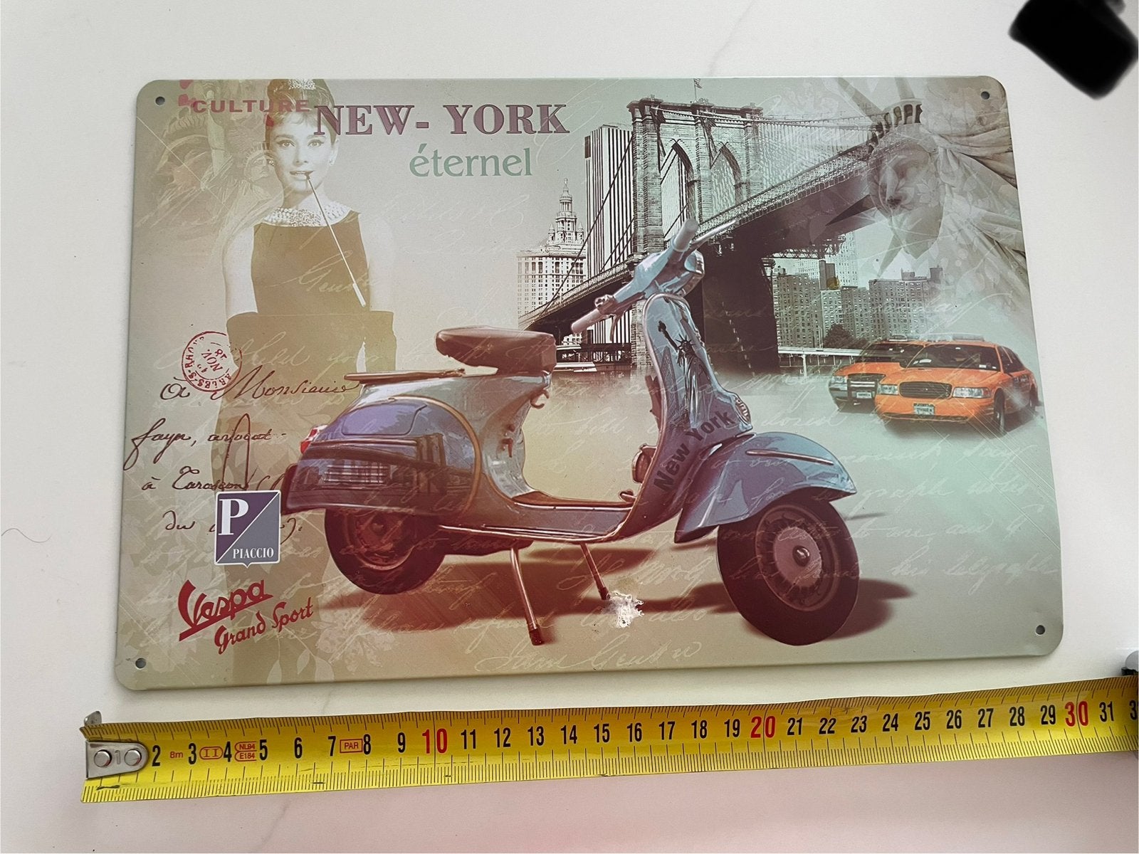 Vintage plaque murale en métal New York Vespa Audrey Hepburn, Enlèvement ou Envoi, Comme neuf