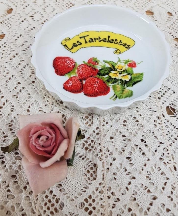 Frans porseleinen bakvormpje, Les Tartelettes, aardbeien, Maison & Meubles, Cuisine | Vaisselle, -, Comme neuf, Autres types, Autres styles