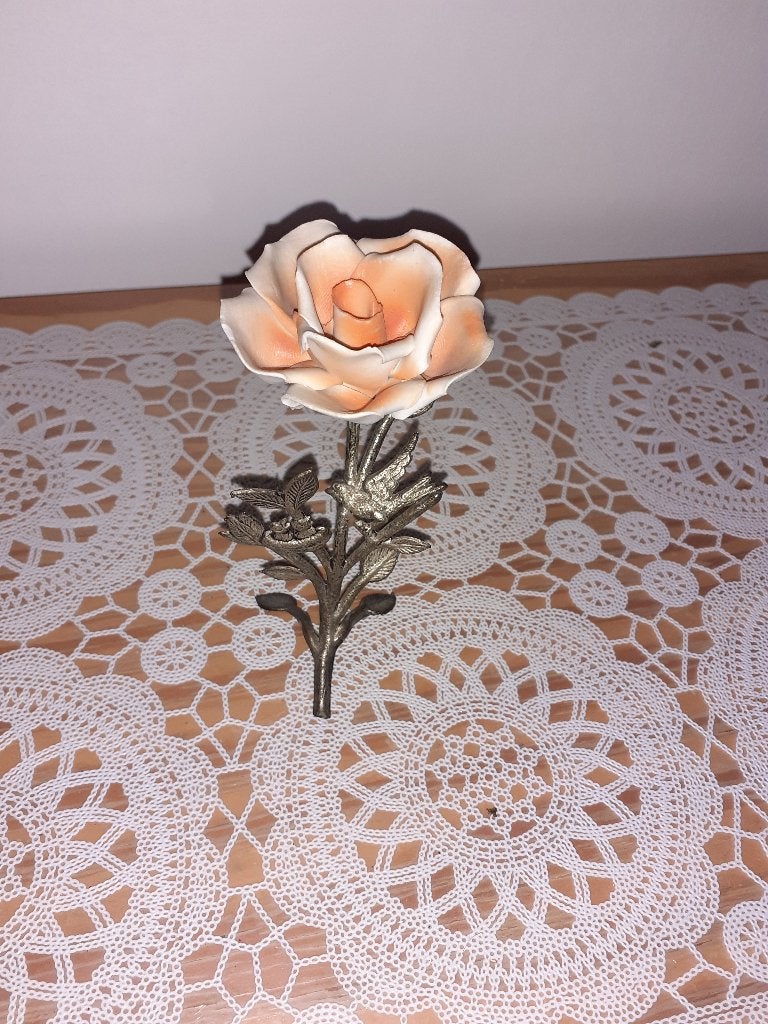 Rose en porcelaine sur pied en métal vintage, Ophalen