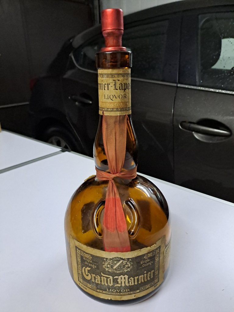 Oude grote Grand Marnier fles, Enlèvement