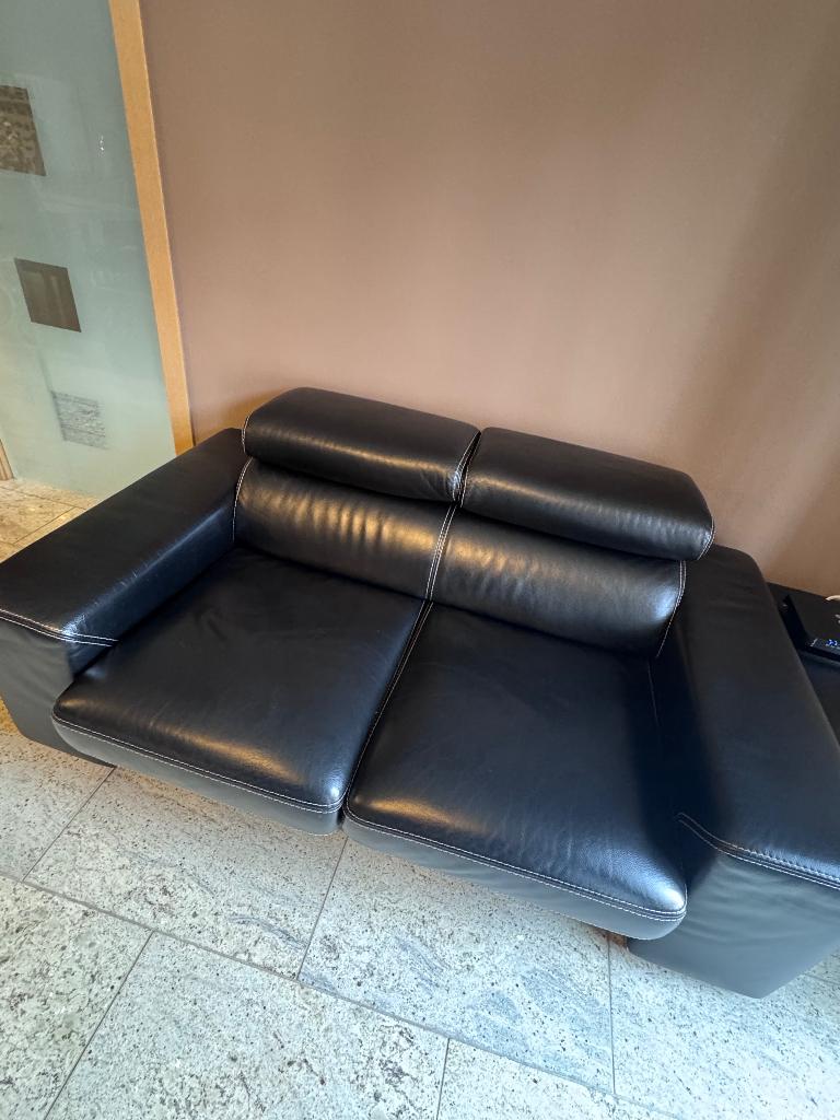 2  Canapé en cuir noir moderne – Très bon état, Enlèvement, Utilisé, Cuir, Moderne en cuire