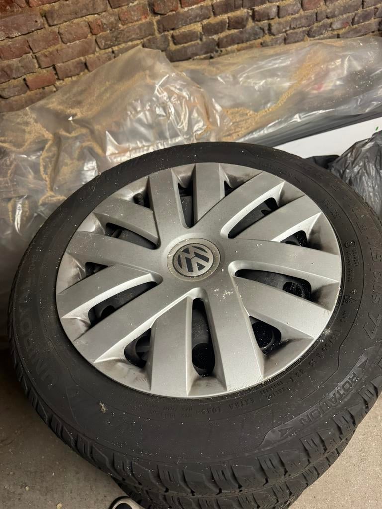 4 pneus hiver + enjoliveurs pour Volkswagen Polo, Autos : Divers, Enlèvement, Comme neuf