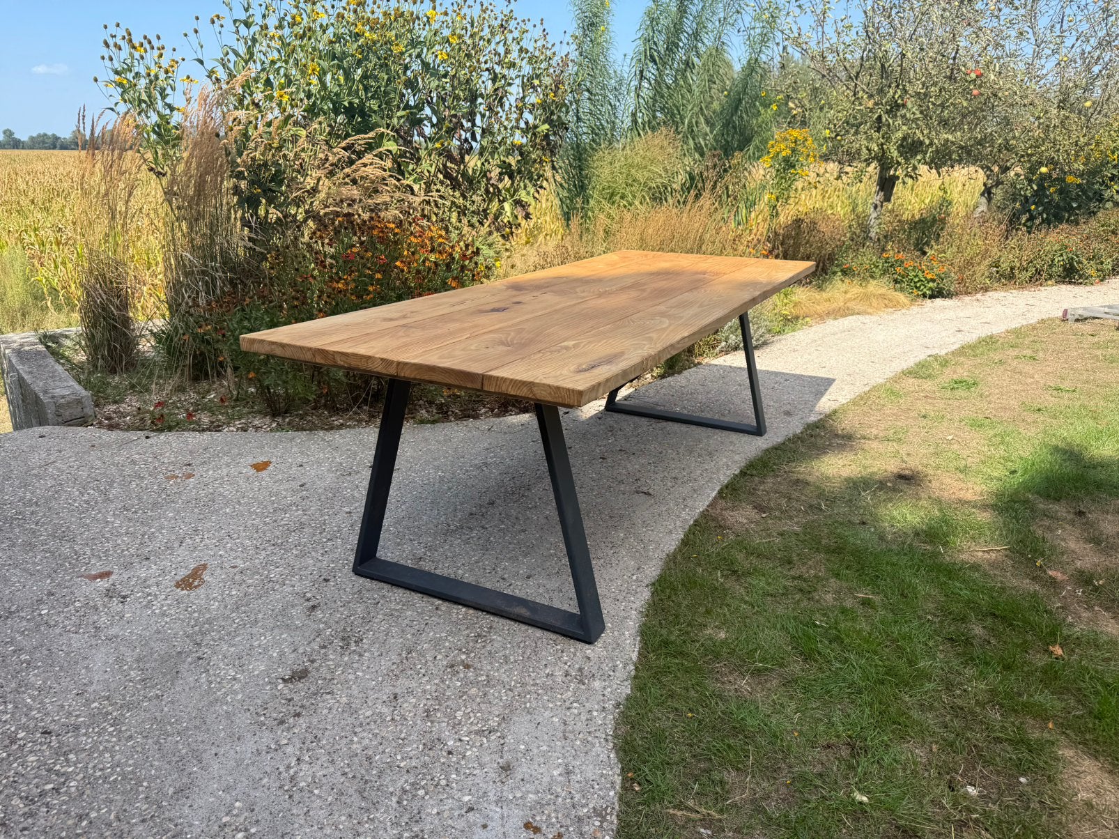 Mooie houten tuintafel voor 6-8 personen. Metalen onderstel, Ophalen of Verzenden, Zo goed als nieuw