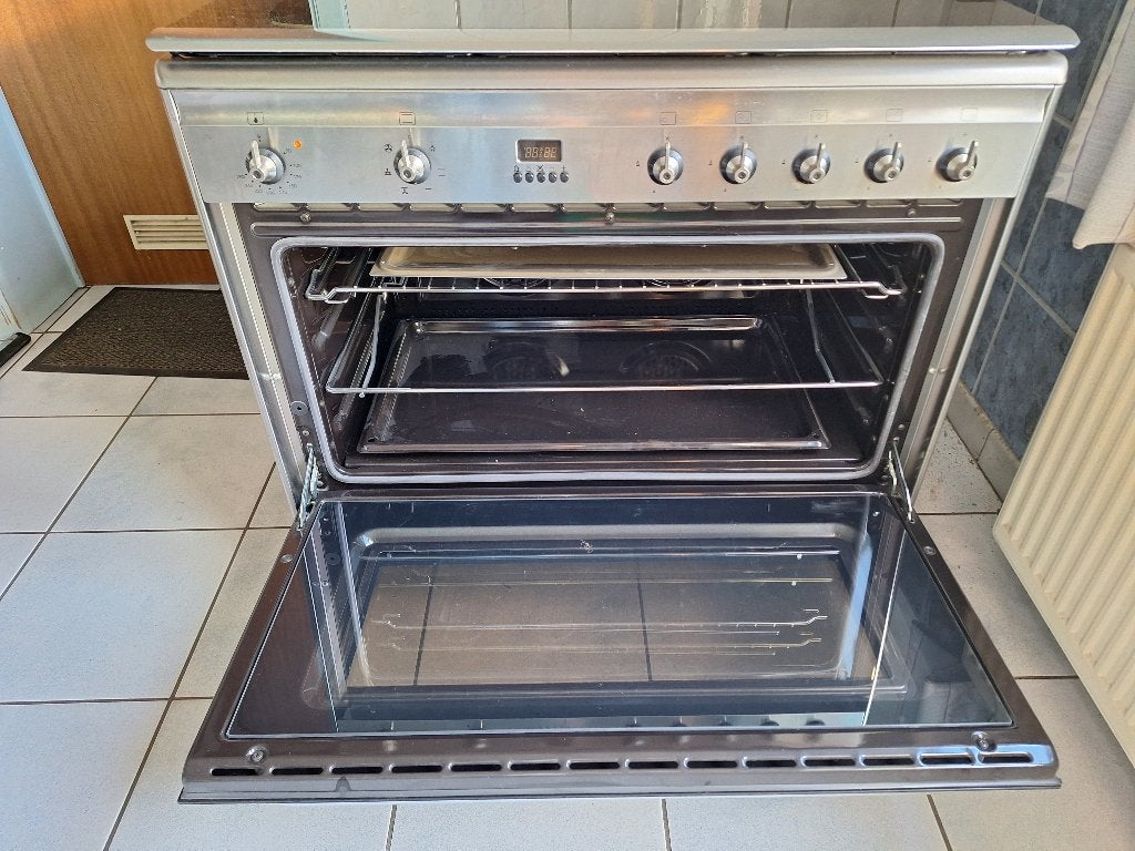 Cuisinière à gaz SMEG avec four, Electroménager, Gaz, Enlèvement, Utilisé, 5 zones de cuisson ou plus