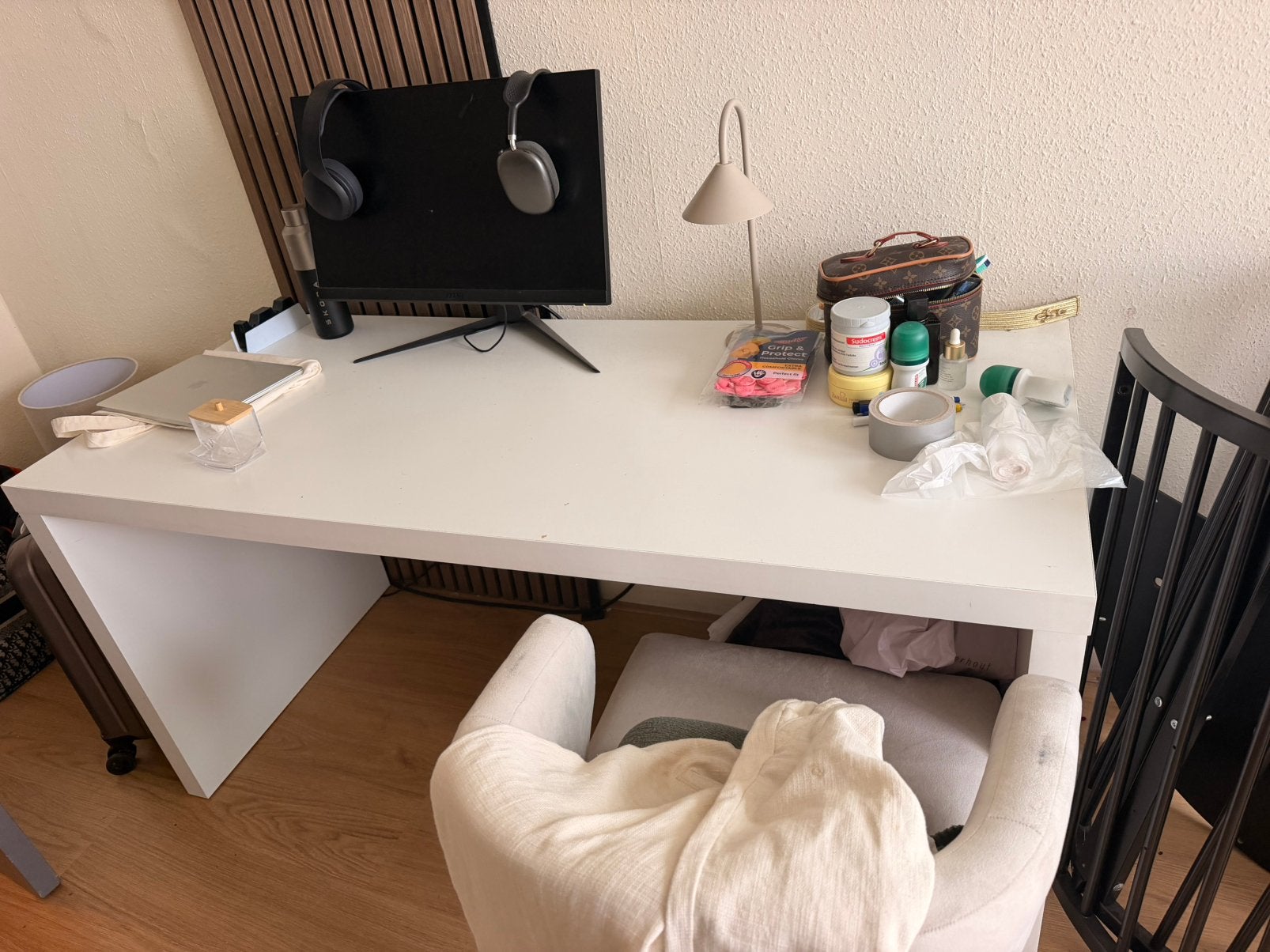 Witte ikea bureau, Huis en Inrichting, Ophalen, Zo goed als nieuw, IKEA