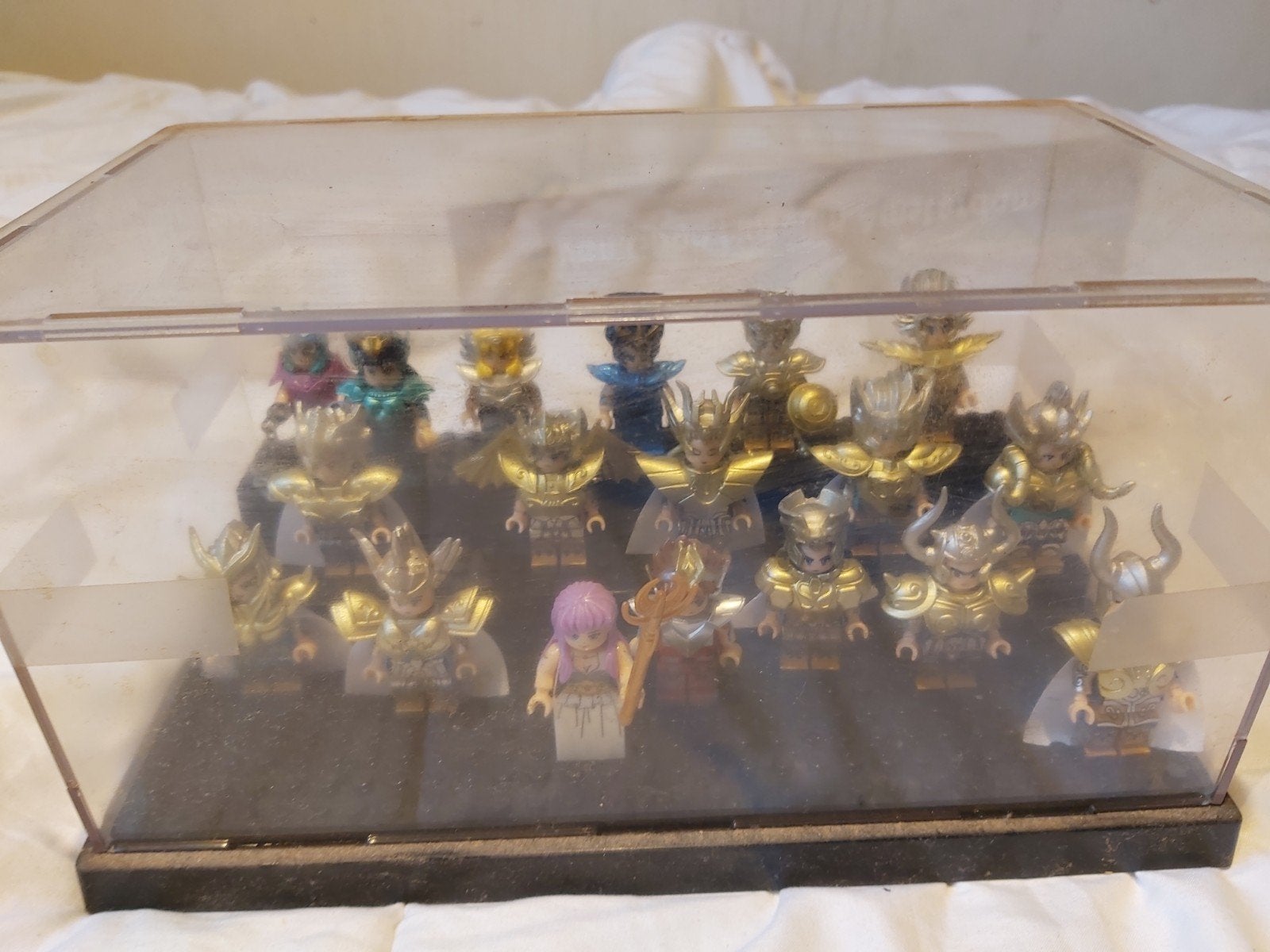 Lego vitrinekast met minifiguur van Saint Seiya., Verzamelen, Ophalen of Verzenden