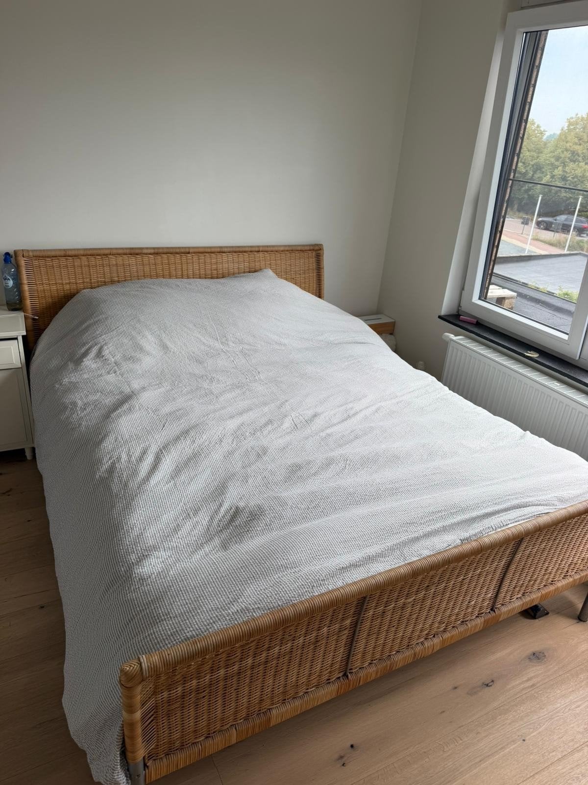 metalen bed met rieten afwerking, Huis en Inrichting, Slaapkamer | Bedden, Ophalen