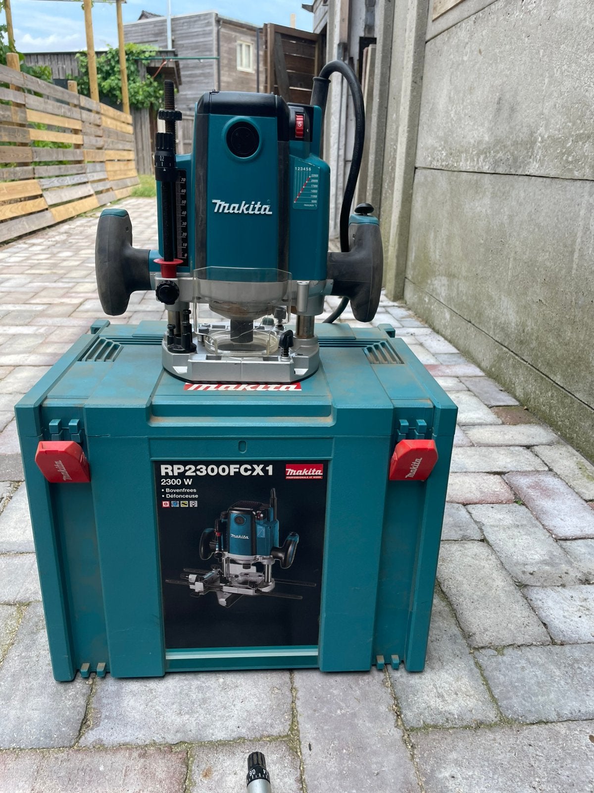 Bovenfrees Makita, Ophalen, Zo goed als nieuw, Bovenfrees