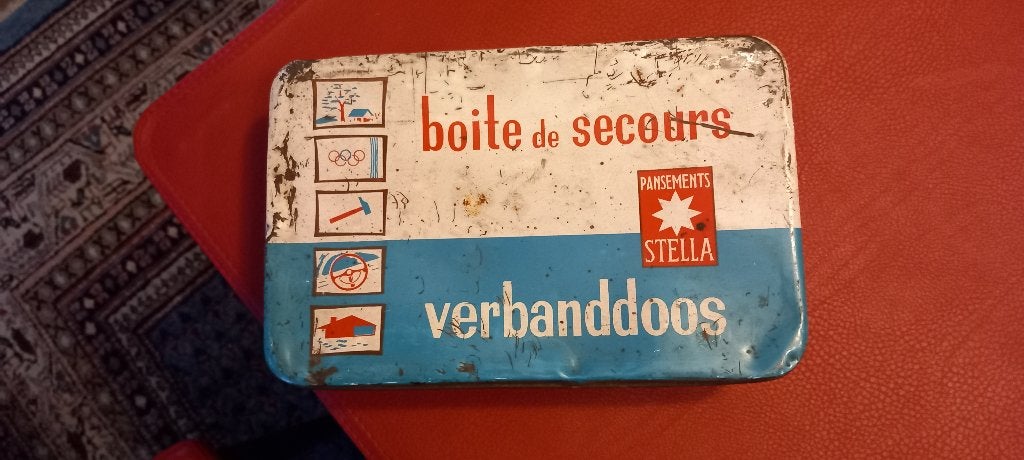 Boîte de secours 1968 - notices + contenu quasi complet, Collections, Enlèvement, Utilisé