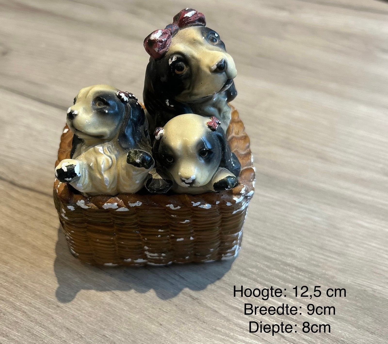 Beeldje 3 hondjes in rieten mand, Ophalen of Verzenden, Gebruikt, Dier