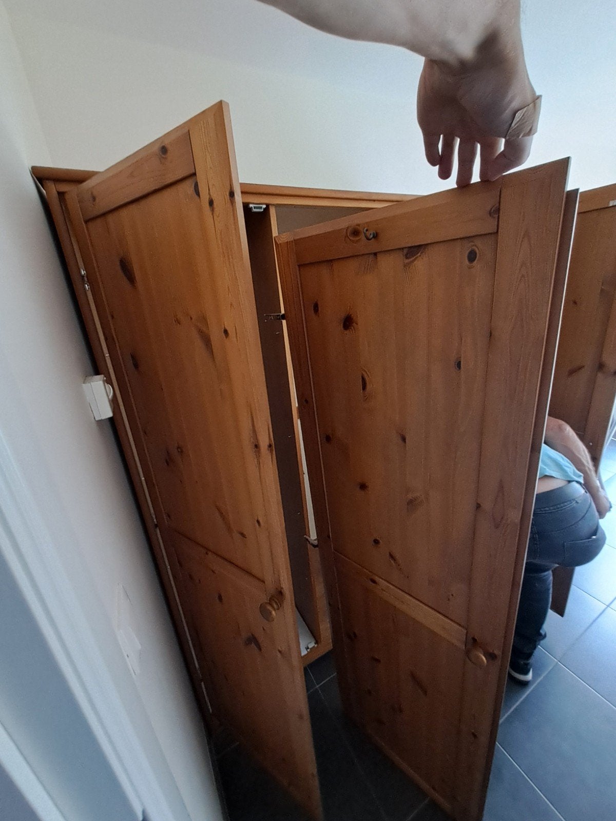 Houten kledingkast met 3 deuren – grenen, Ophalen, Met deur(en), Gebruikt, 100 tot 150 cm
