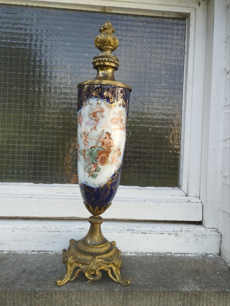 Blauwe antieke vaas, Ophalen