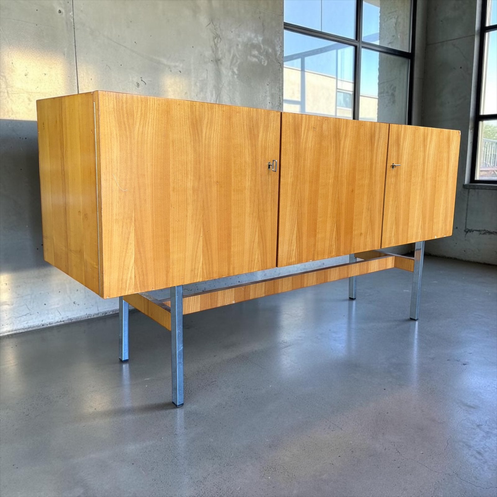 Vintage houten dresssoir/buffetkast / kast met chromen poten, Verzenden, Gebruikt, Kast