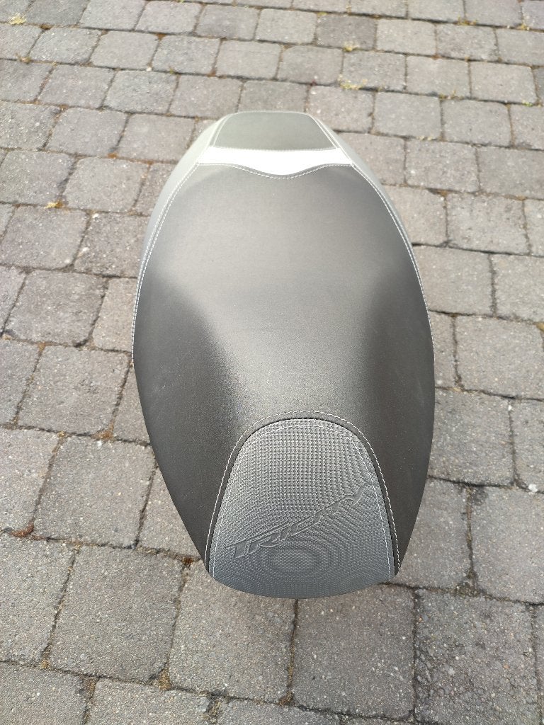 Zadel Yamaha Tricity, Motoren, Ophalen of Verzenden, Nieuw