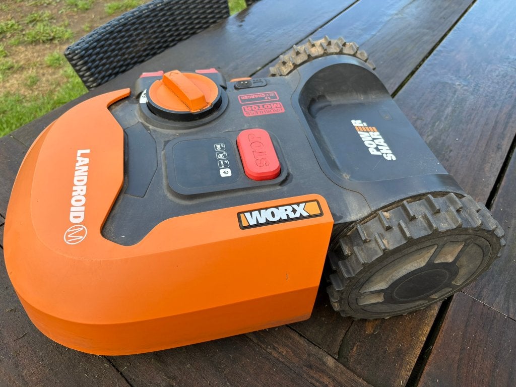 Worx Landroid WR141E M500 met garage en alle toebehoren, Ophalen, Gebruikt, Minder dan 20 cm, Met regensensor