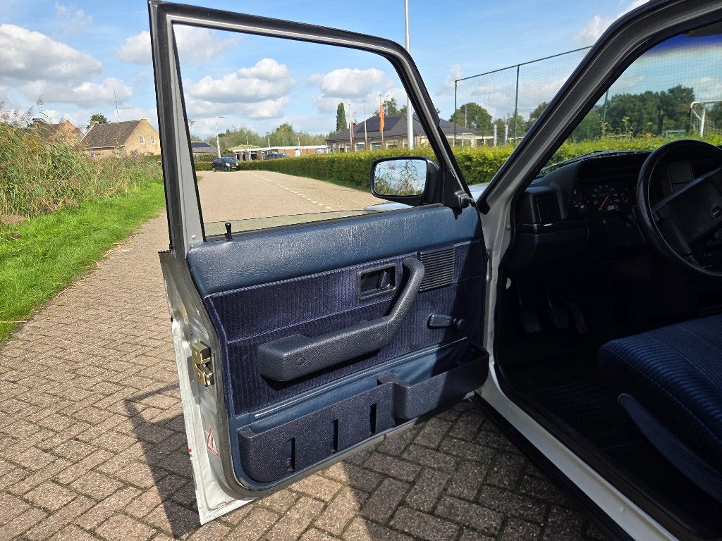 Volvo 240 zilvergrijs-zwart bouwjaar 1987, foto 6
