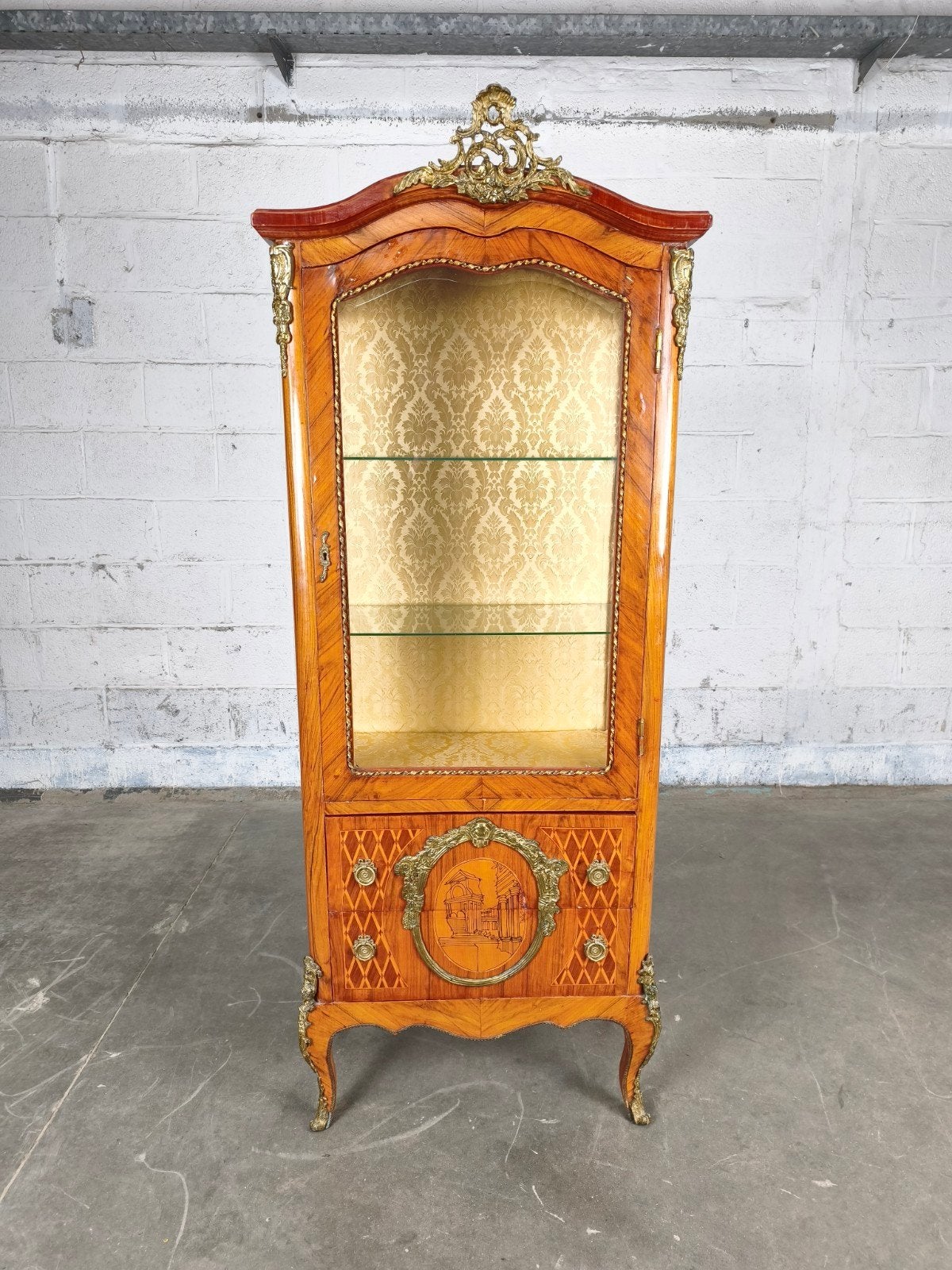 Vitrinekast in Louis XV stijl, Ophalen, ., ., .