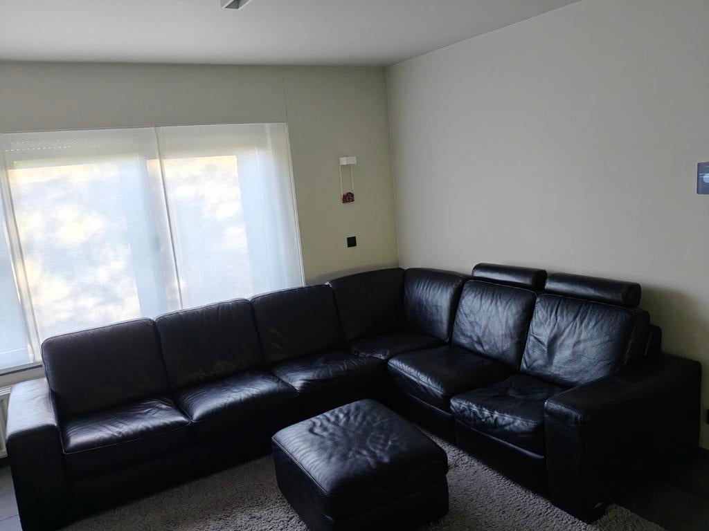 Hoekzetel zwart leder+ bijhorende poef – Italsofa 3m X 2.40m, Huis en Inrichting, Zetels | Complete zithoeken, Ophalen