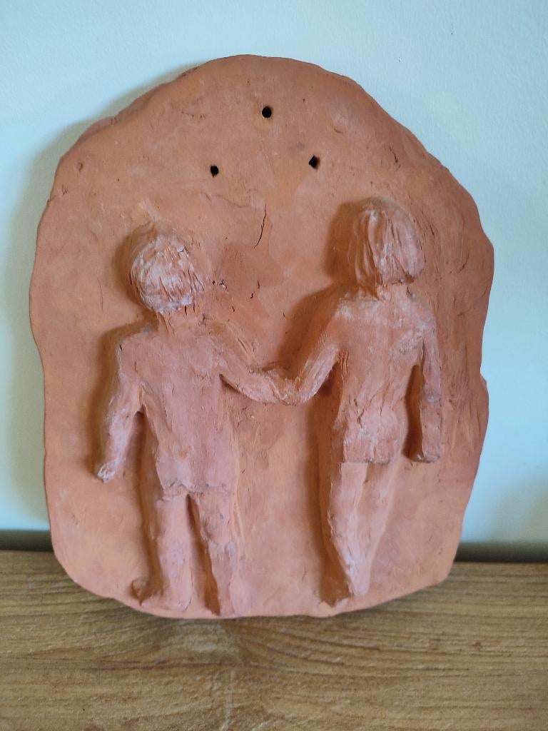 Terracotta reliëf, kindjes/koppel. Gesigneerd met monogram, Antiek en Kunst, Ophalen of Verzenden