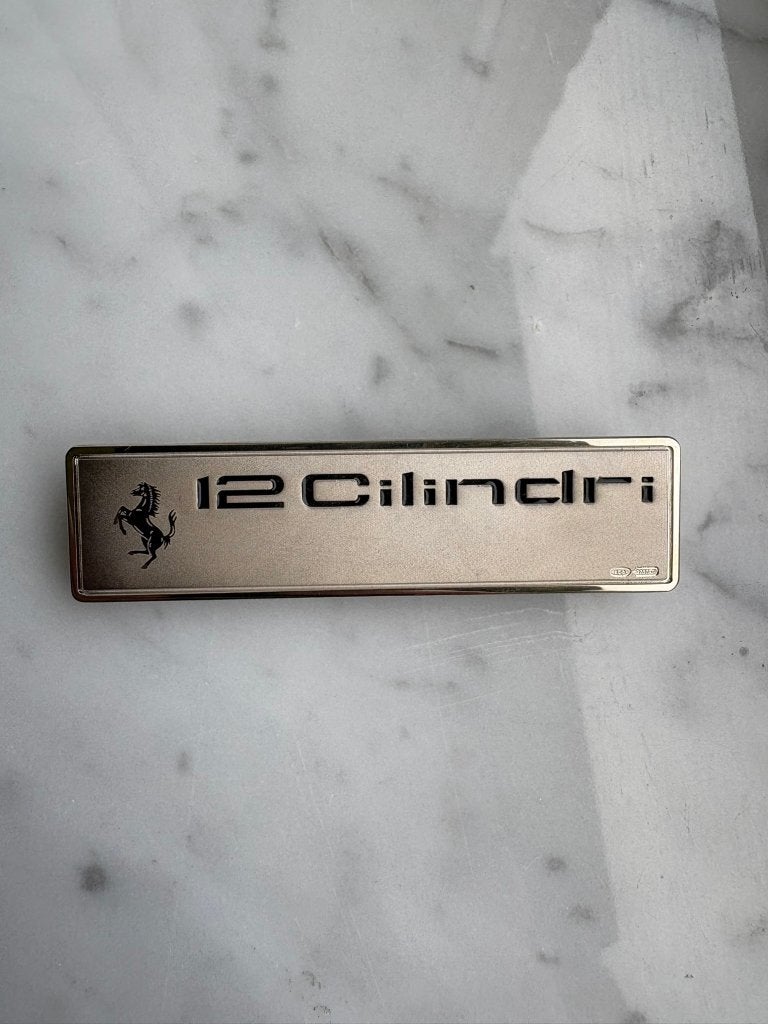 Ferrari 12 Cilindri : Origineel zilveren dashboard plaatje, Auto's, Particulier, Te koop, 12Cilindri
