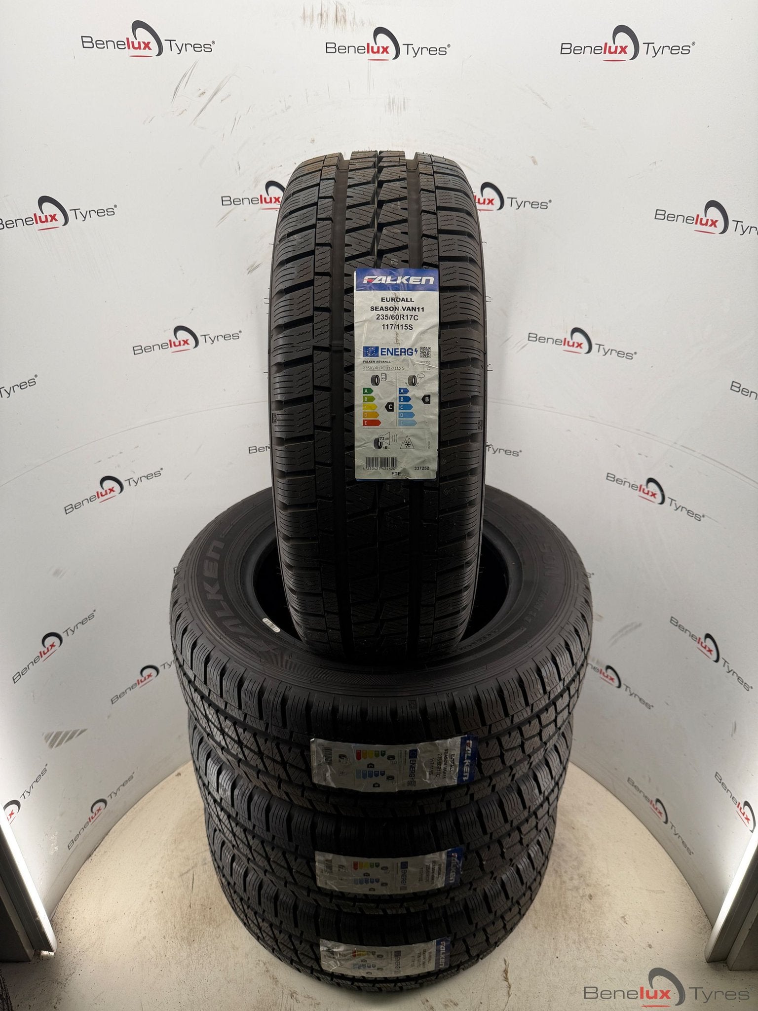 MAN TGE Volkswagen Caravelle Grand California VW 235/60R17c, Auto-onderdelen, Banden en Velgen, Band(en), All Season, 17 inch