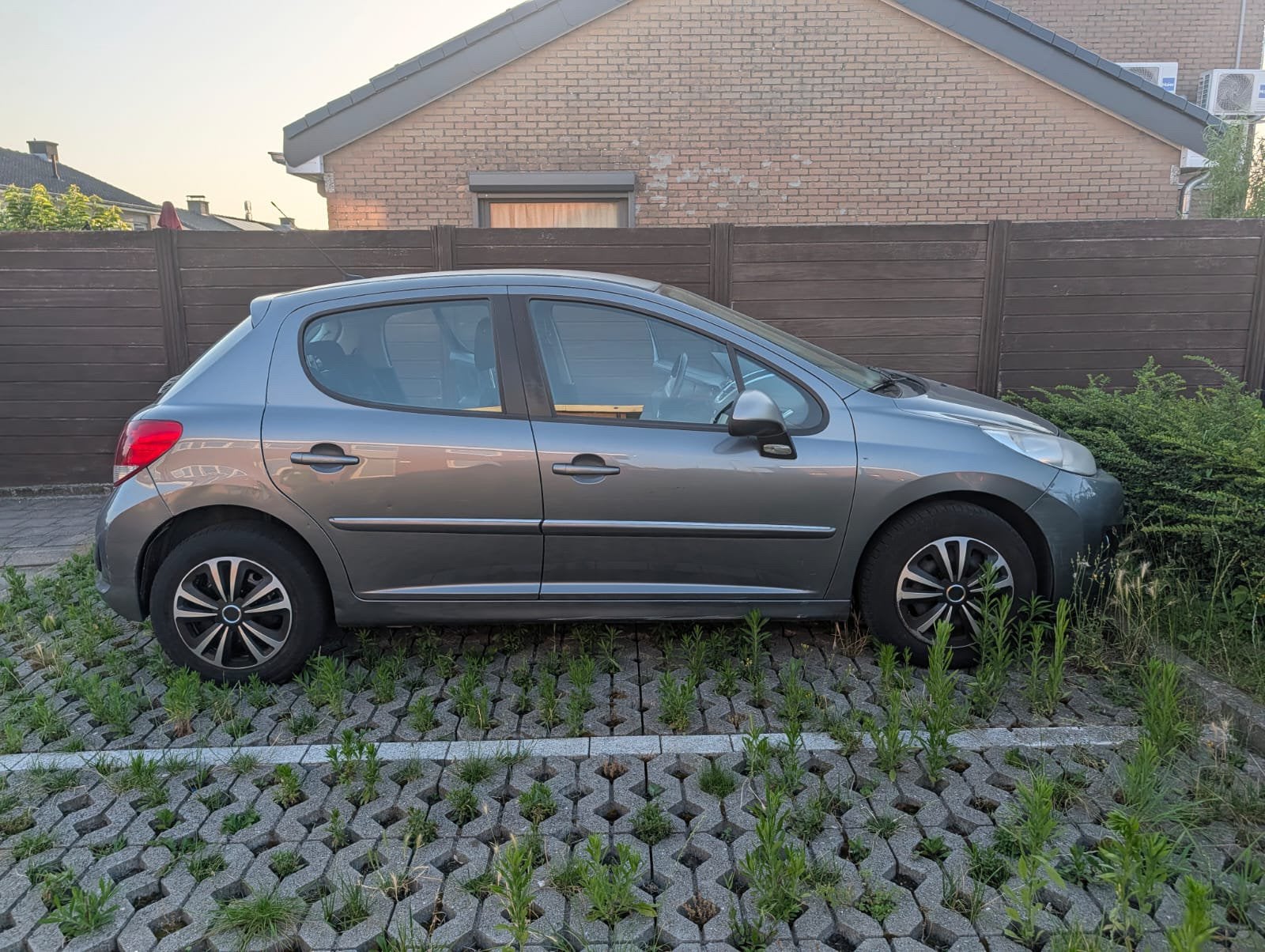 Peugeot 207 Essence 156000 km 3010, Auto's, Peugeot, Euro 5, Stof, Zwart, 4 cilinders