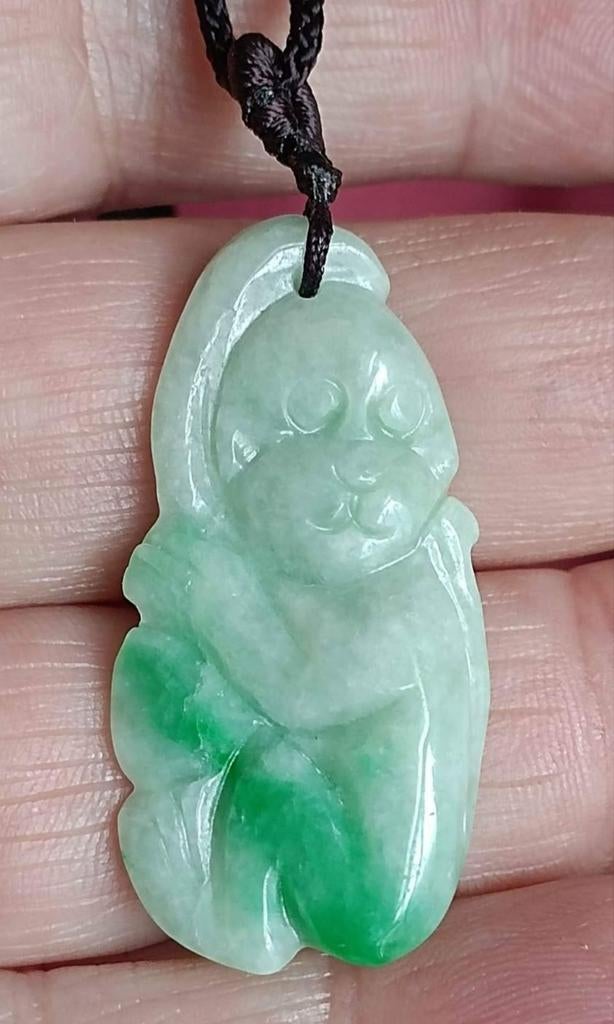 Pendentif en jade avec certificat traçable, Neuf, Pierre ou Minéral, Avec pierre précieuse, Vert