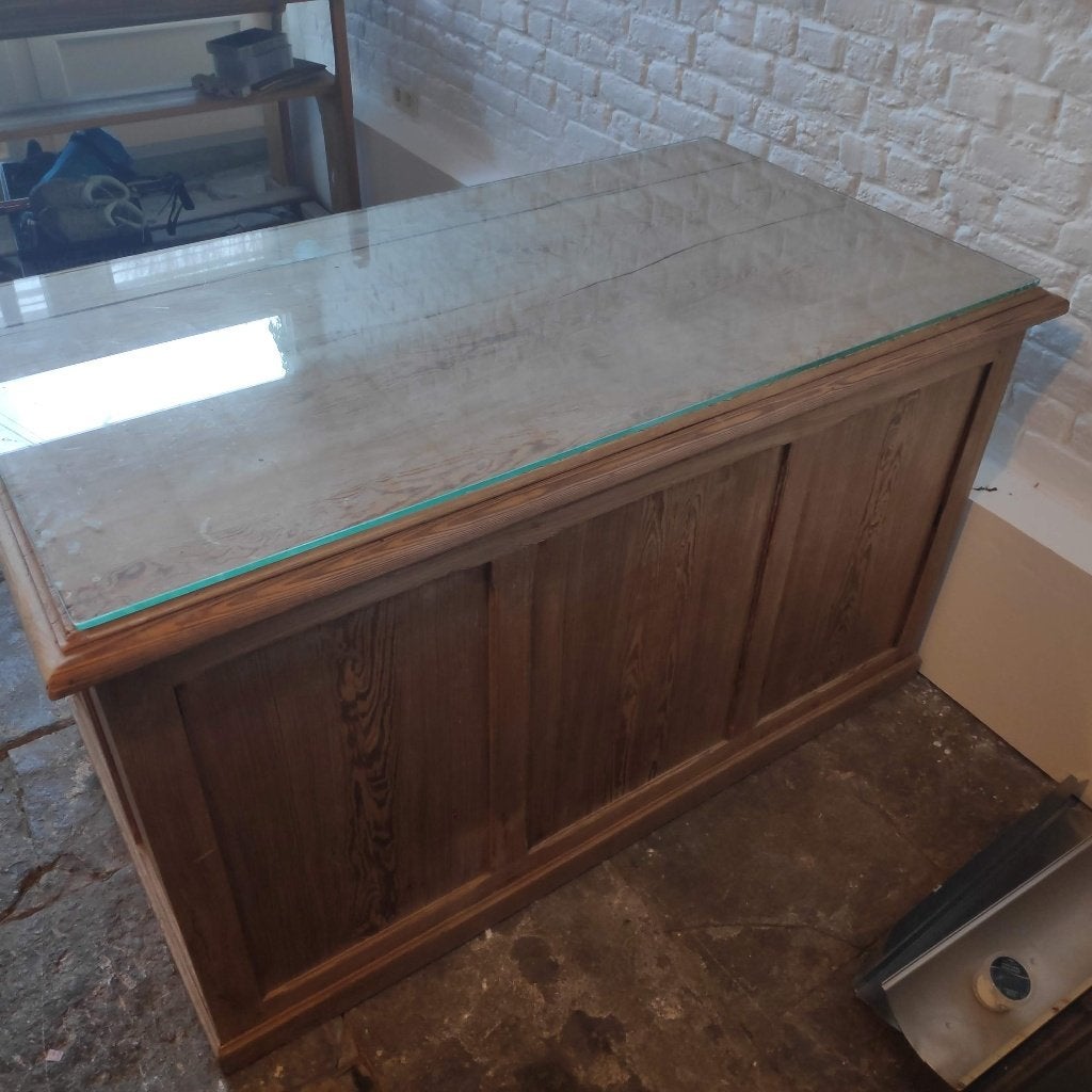Bureau en pitchpin, Enlèvement