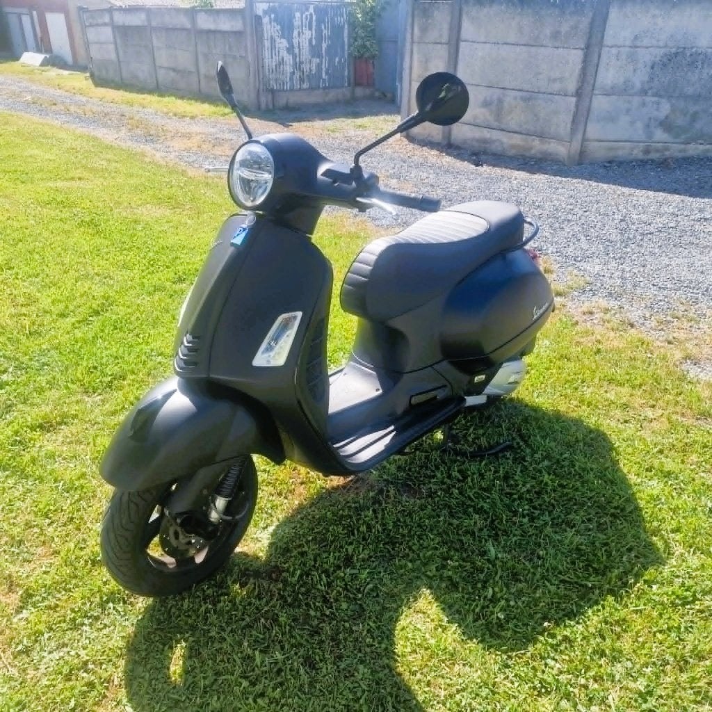 Vespa GTS 125 notte serie special noir matt, Motos, Scooter, Permis Moto A1 minimum, ABS, 1 cylindre