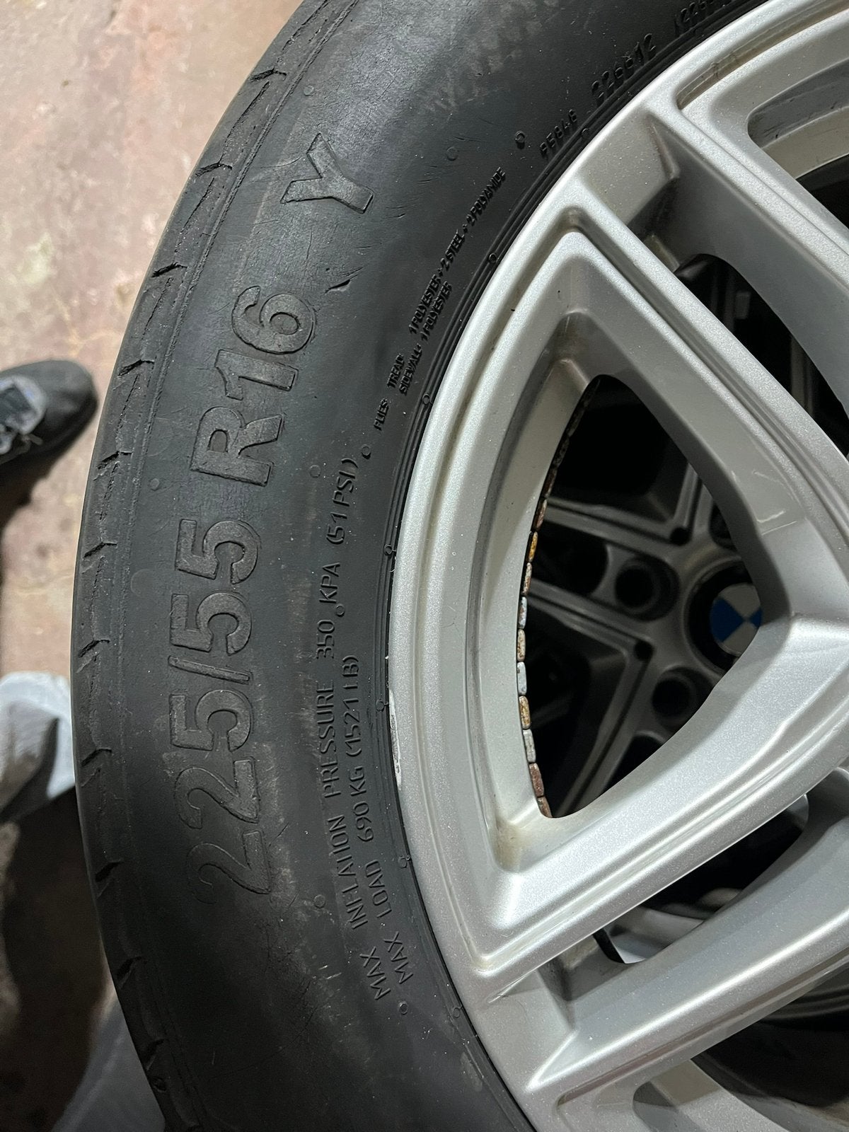 4 Pneus et jante BMW, Autos : Pièces & Accessoires, Pneus & Jantes, 255 mm, 16 pouces, Enlèvement, Utilisé