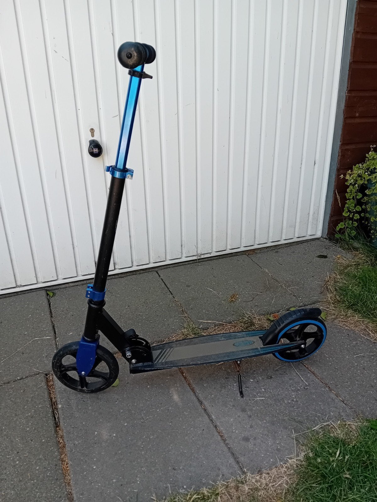 step, metallic blauw. mooi, grote wielen.verstelbaar in hoog, Ophalen, Gebruikt, Gewone step