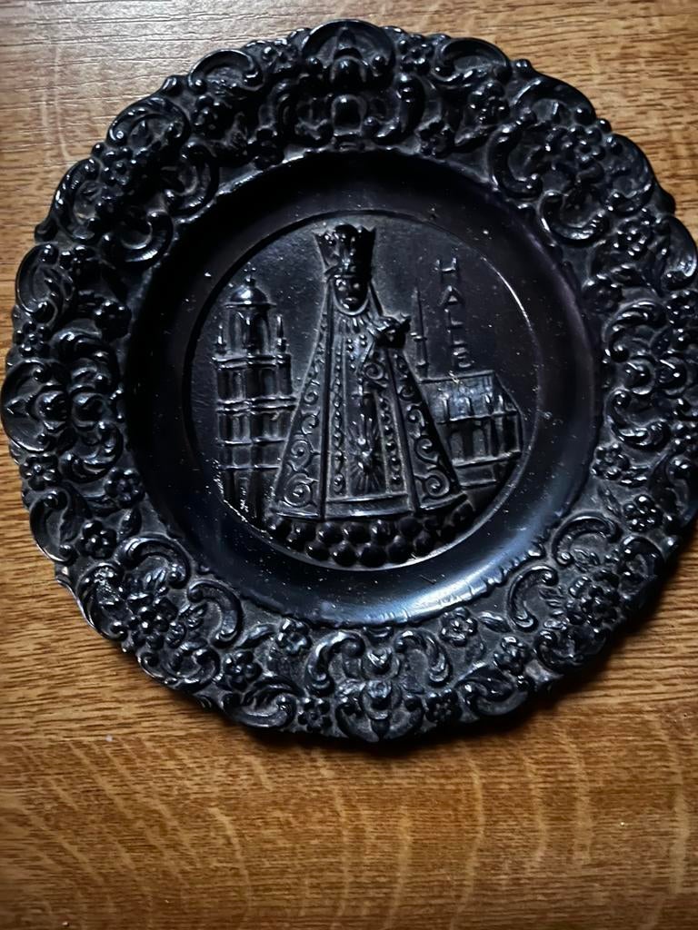 Bronzen bord kindje Jezus van Praag, Ophalen