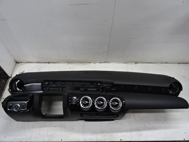 TABLEAU DE BORD Mercedes-Benz A (177.0) (01-2018/12-2026), Mercedes-Benz, Mevr. I. Hauben, Utilisé, Rue de l'Espoir 34 34
4030  GRIVEGNÉE, BE