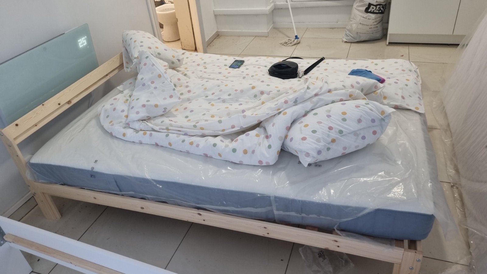 Gloednieuw IKEA-tweepersoonsbed met nieuwe matras – 140 x 20, Ophalen