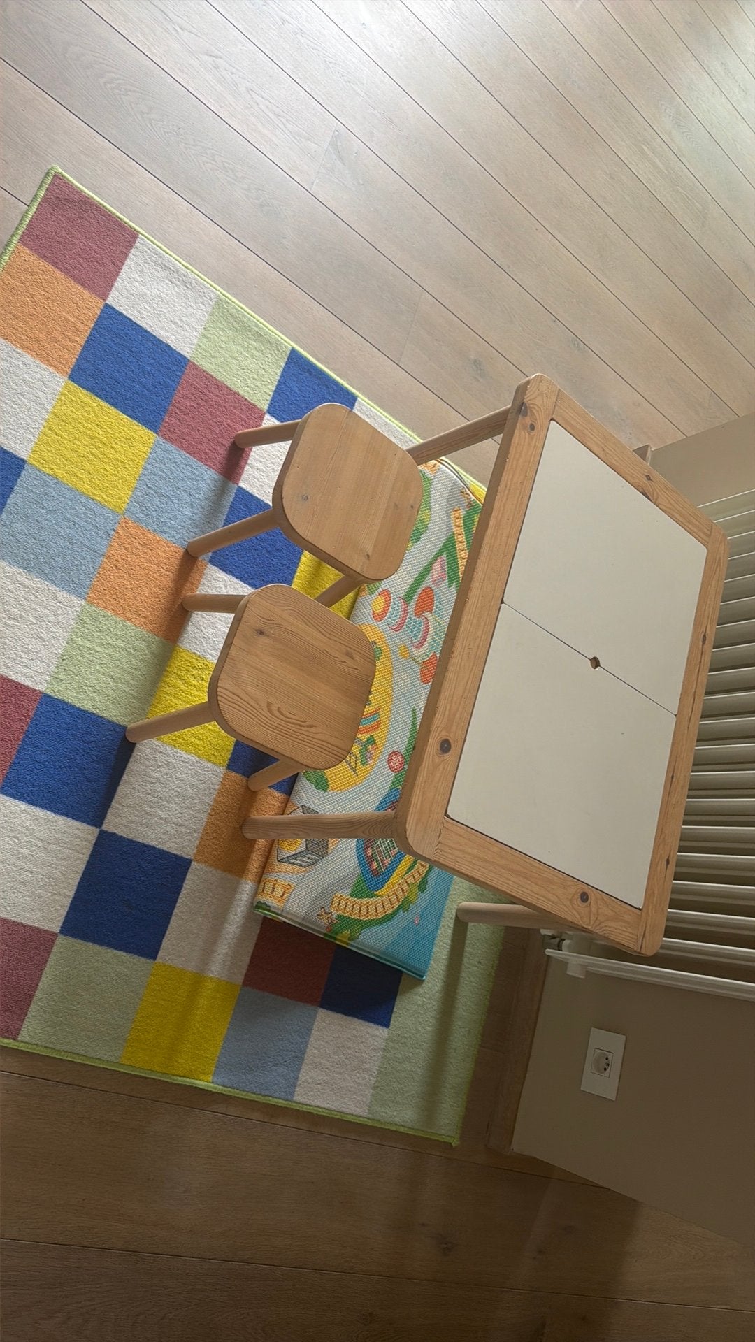 Tafeltje ikea met 2 stoelen en obergruimte, Kinderen en Baby's, Ophalen, Zo goed als nieuw, Stoel(en)