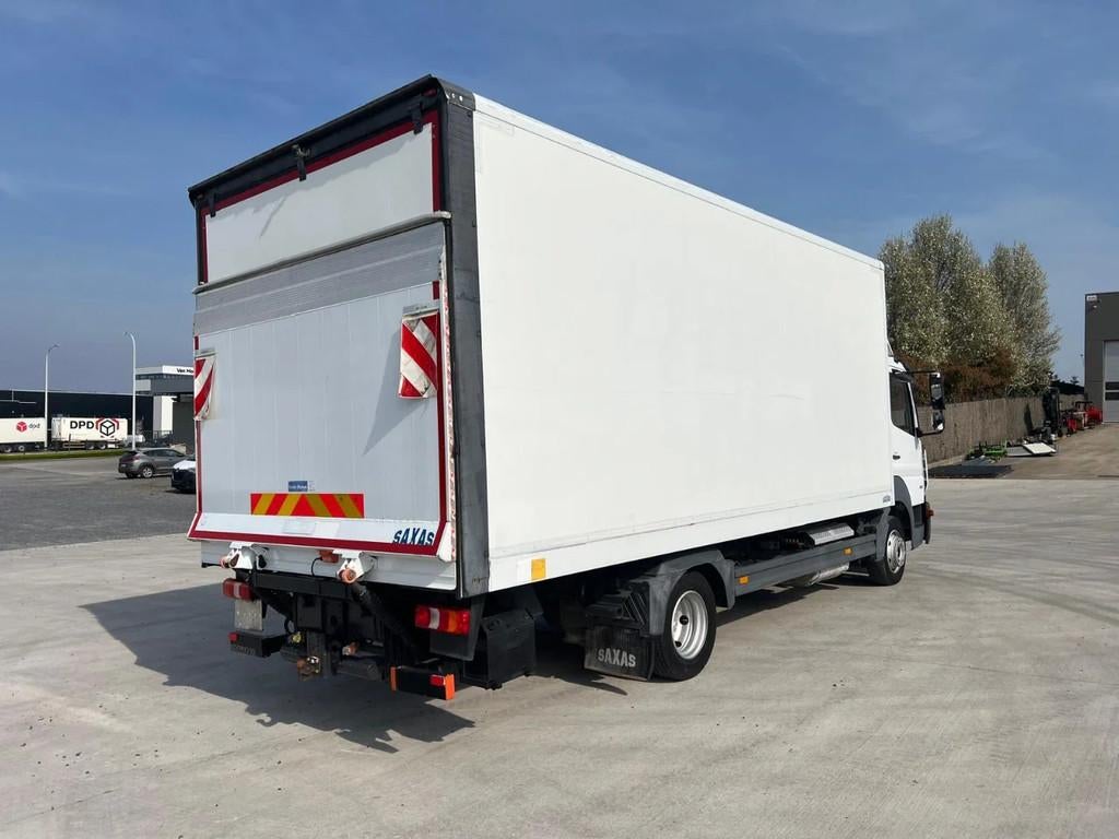 Mercedes-Benz Atego 818 LAADKAST MET LAADBRUG (bj 2015), Auto's, Achterwielaandrijving, Euro 6, Wit, Mercedes-Benz