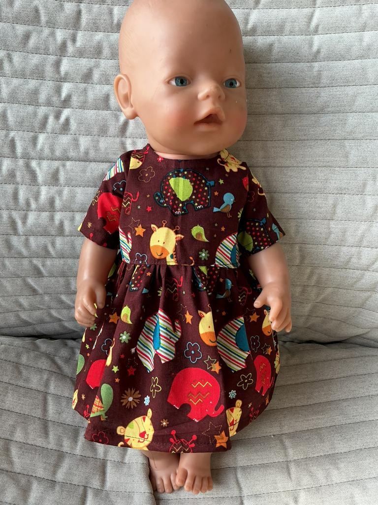 98. Babyborn: Nieuw bruinjurkje met olifantjes en giraffen, Kinderen en Baby's, Speelgoed | Poppen, Ophalen of Verzenden, Nieuw