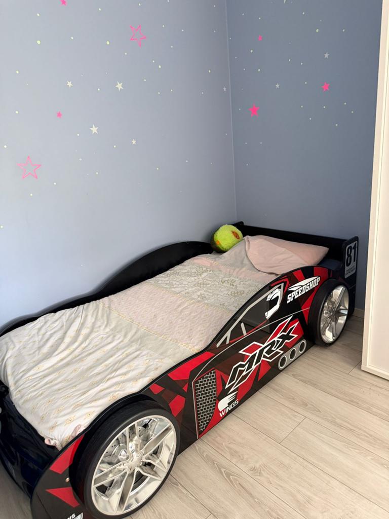 Lit enfant en voiture avec matelas, Enlèvement, Comme neuf, Matelas