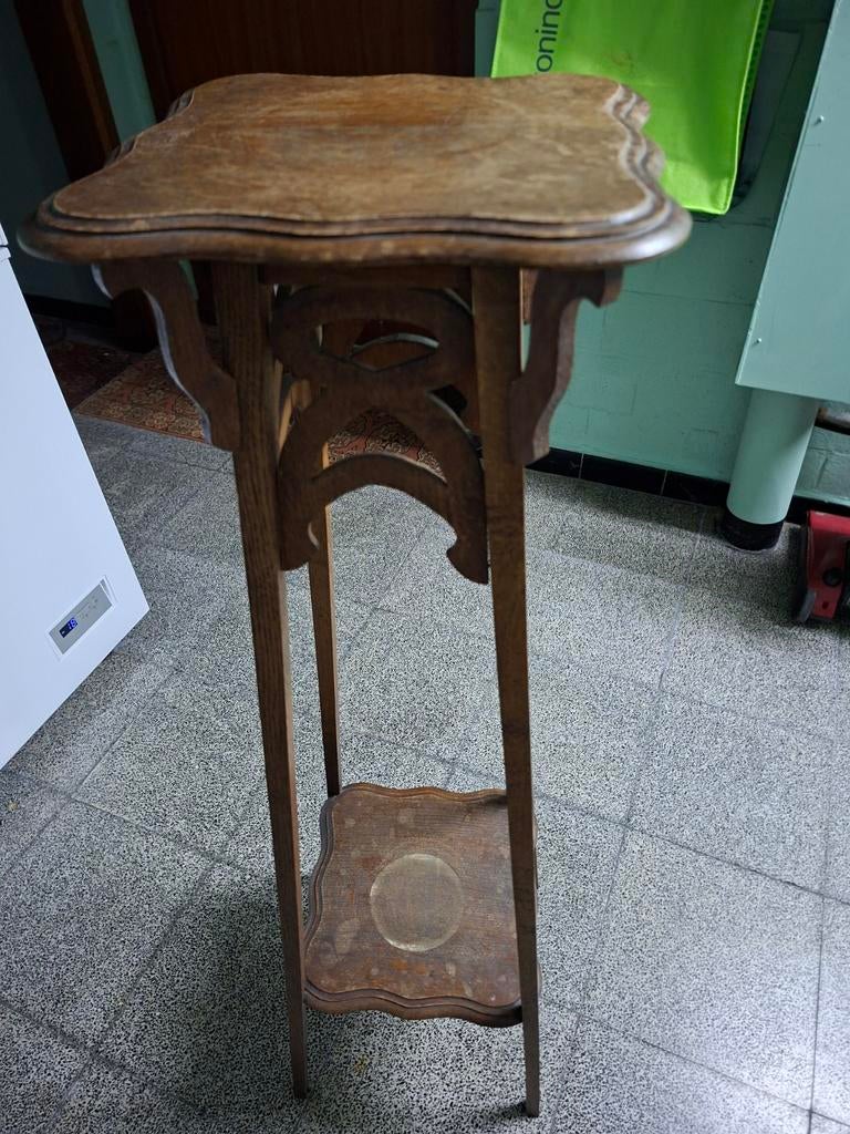 Een houten piedestal, Ophalen