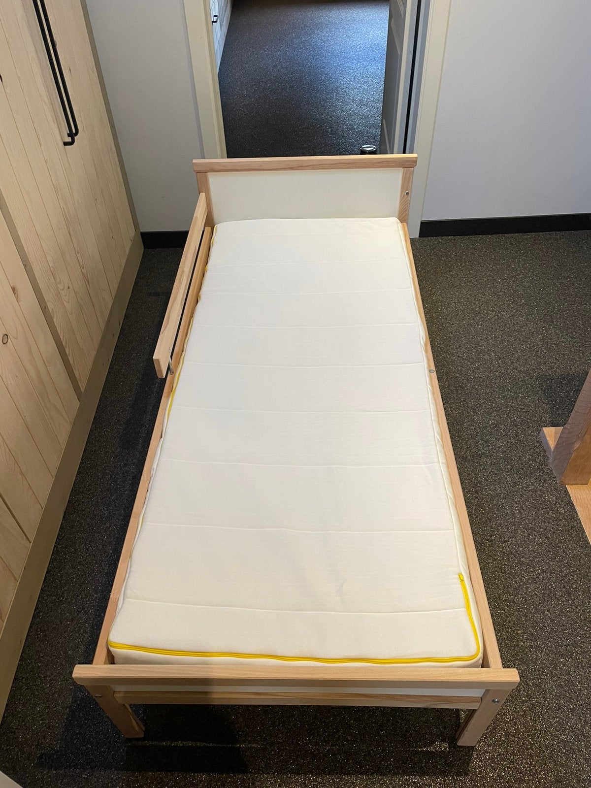 Nieuw! Eenpersoonsbed met matras zonder lattenbodem, Huis en Inrichting, Slaapkamer | Bedden, Ophalen, Nieuw
