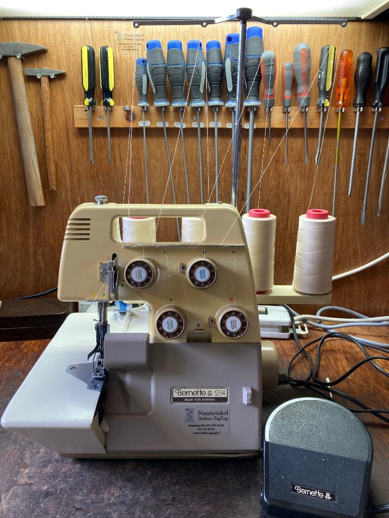 Bernette MO234 - degelijke lockmachine!, Hobby & Loisirs créatifs, Machines à coudre & Accessoires, Enlèvement ou Envoi, Utilisé