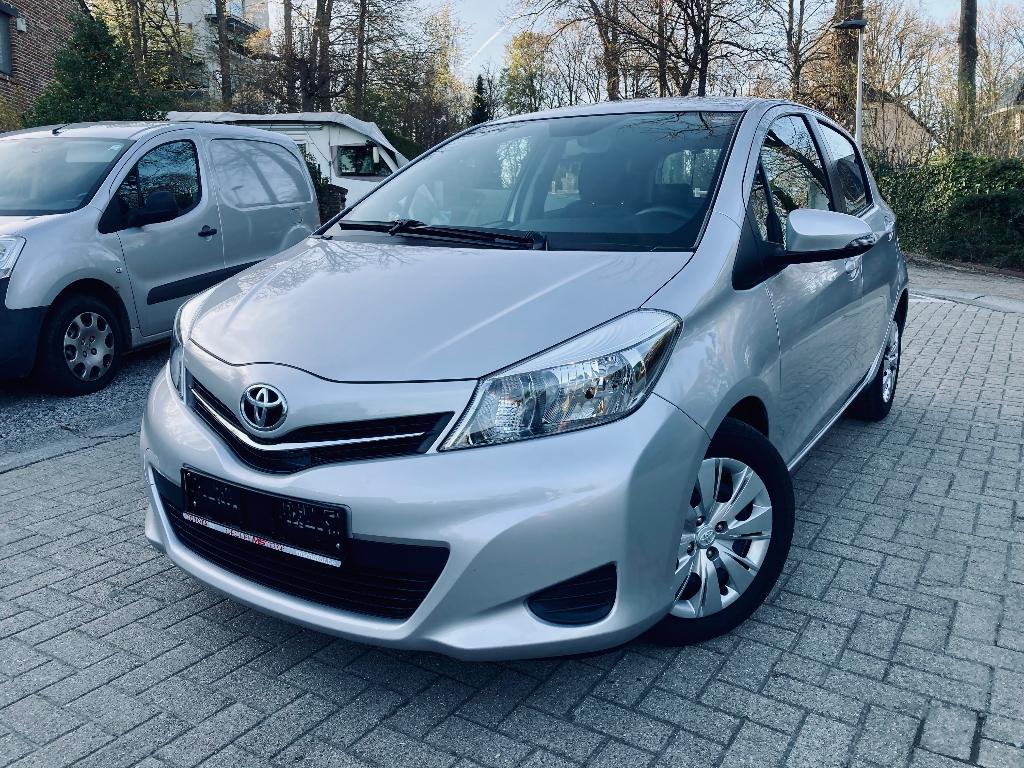 Toyota Yaris 1.3 vvti 16v ,  slechts 12000 km, nieuwstaat!, Auto's, Zwart, 4 cilinders, Bedrijf, Yaris