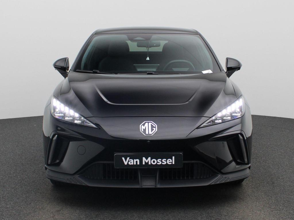 MG MG4 64 kWh Luxury Camera | PDC A | Zetelverwarming | Carp, Auto's, Automaat, Gebruikt, 1675 kg, Zwart