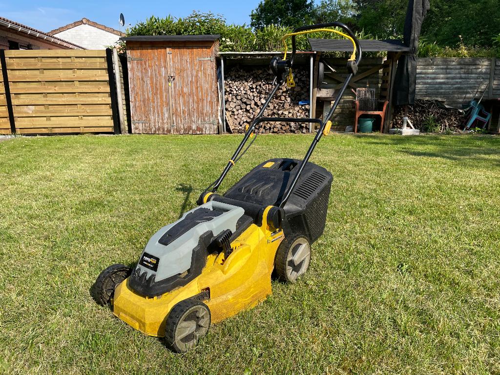 Grasmachine Powerplus POWXG6107 (elektrisch), Tuin en Terras, Grasmaaiers, Ophalen, Cirkelmaaier, Gebruikt, Elektrische grasmaaier