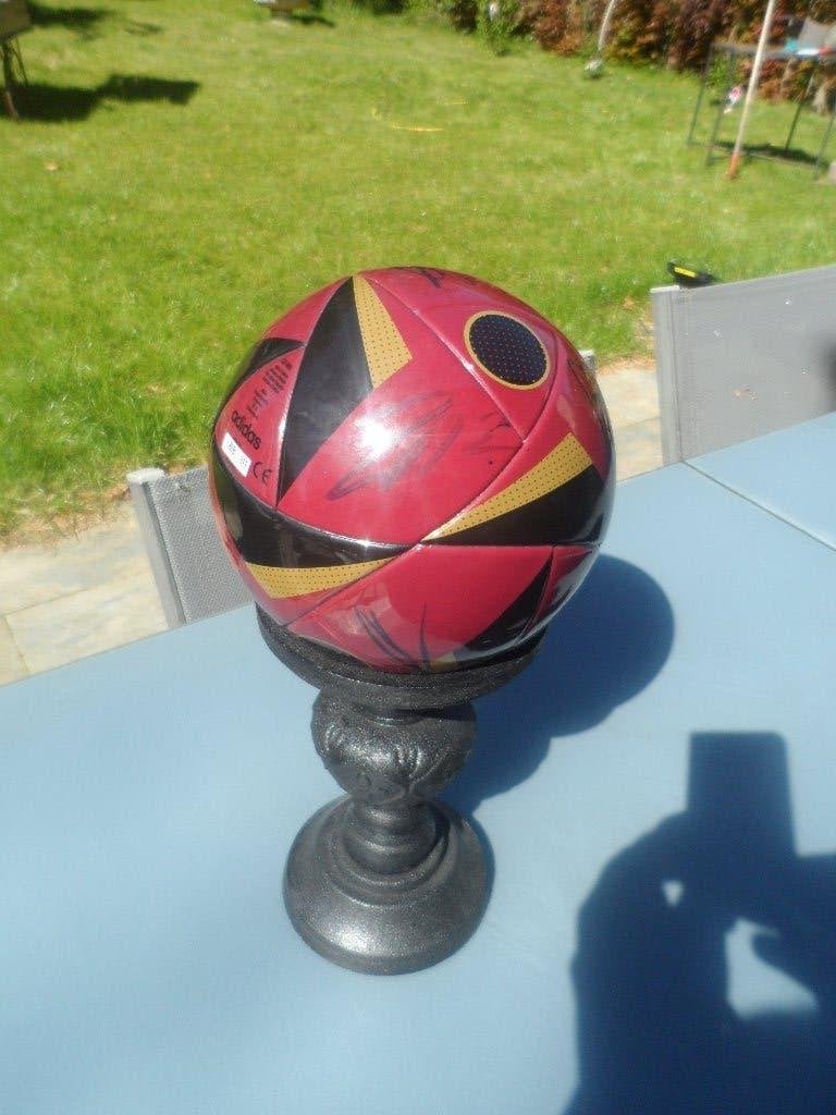 Rode duivelsvoetbal met handtekeningen, Sport en Fitness, Voetbal, Maat XS of kleiner, Ophalen, Zo goed als nieuw, Bal