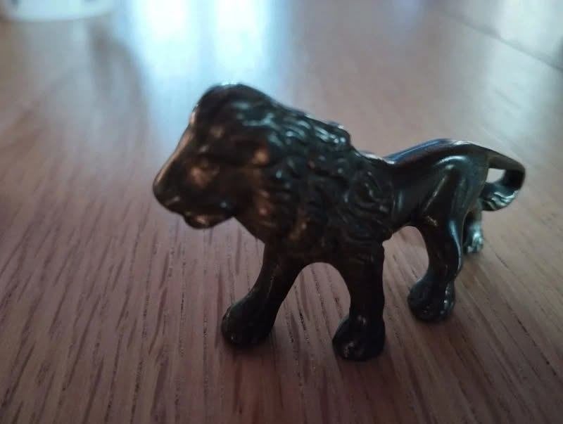 Figurines vintage en régule et cuivre. Lion et conquistador, Antiquités & Art, Enlèvement, Bronze