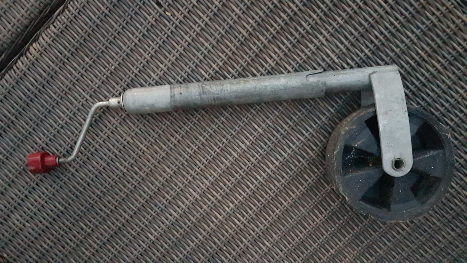 Stevig neuswiel met slinger voor aanhanger of caravan, Ophalen