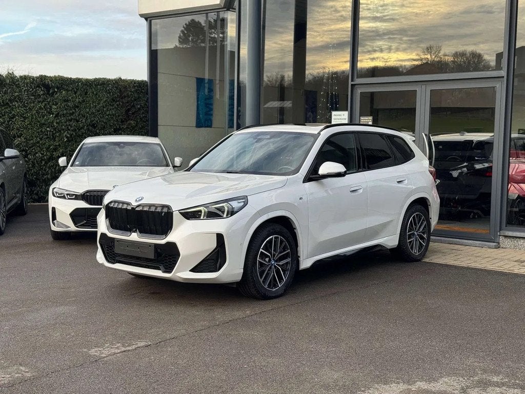 BMW iX1 iX1 xDrive30 M Sportpaket (bj 2023, automaat), Auto's, BMW, Automaat, 230 kW, Gebruikt, Zwart