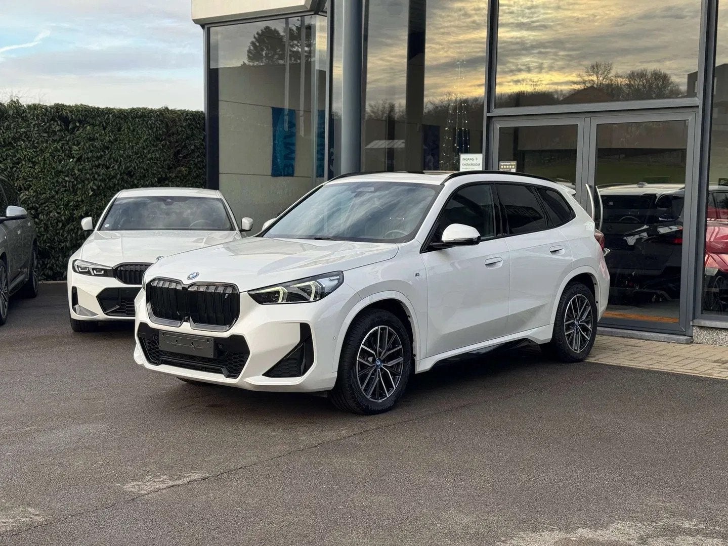 BMW iX1 iX1 xDrive30 M Sportpaket (bj 2023, automaat), Auto's, Automaat, 230 kW, Gebruikt, Zwart