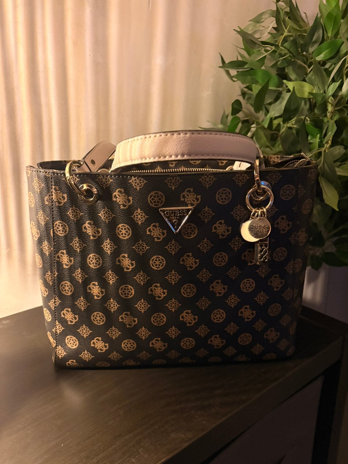 Handtas guess, Handtassen en Accessoires, Tassen | Damestassen, Ophalen of Verzenden, Zo goed als nieuw, Bruin, Handtas
